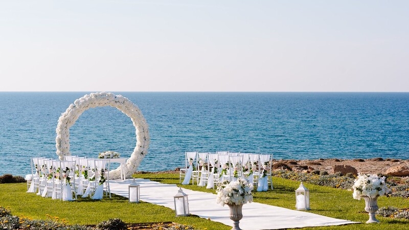 Тысячи британцев свяжут себя узами брака на Кипре