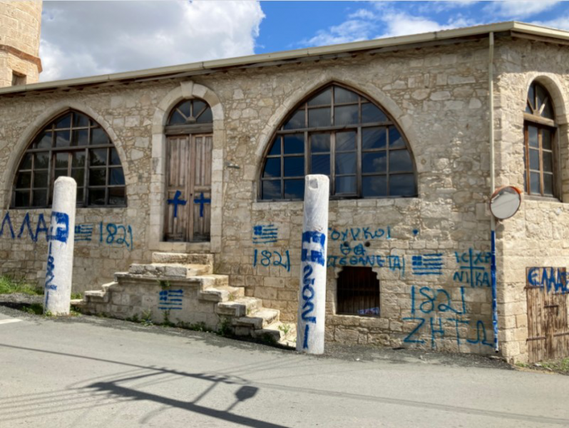 В Лимассоле неизвестные изрисовали мечеть греческими флагами