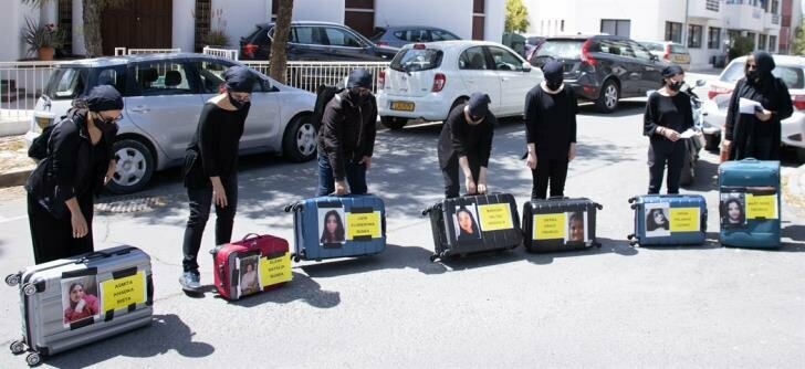 Чемоданы у президентского дворца в Никосии напомнят власти о жертвах кипрского маньяка