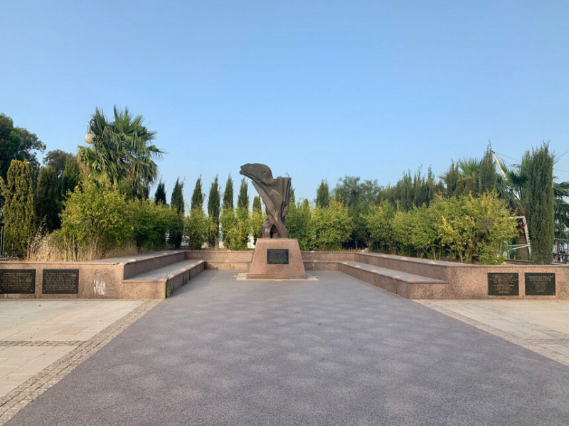 Этот памятник в Ларнаке посвящен жертвам армянского геноцида