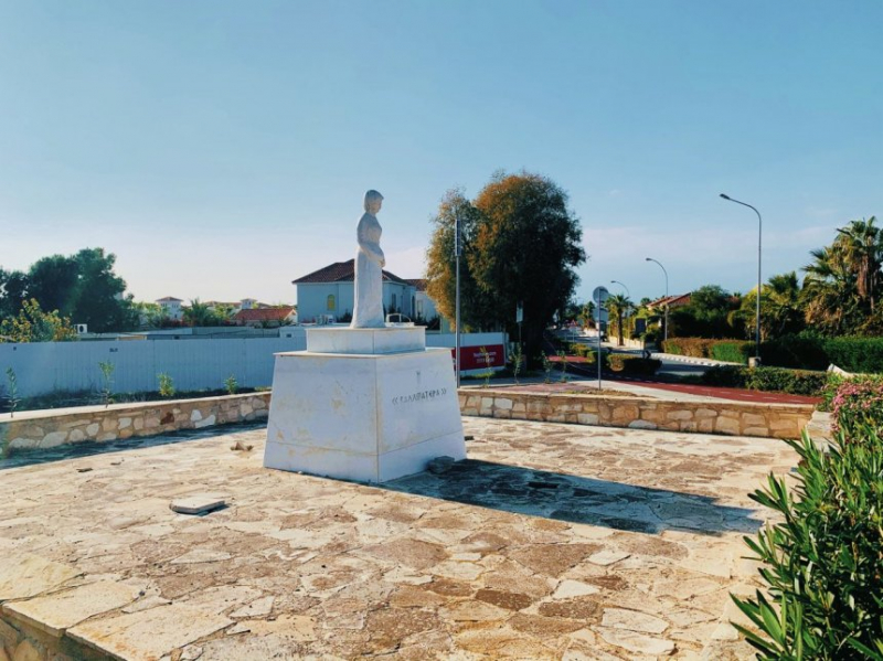 Перволия, Кипр. Памятник женщинам и их свободам