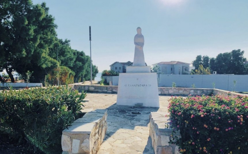 Перволия, Кипр. Памятник женщинам и их свободам
