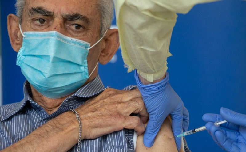 
Пожилые люди болеют реже благодаря вакцинации
