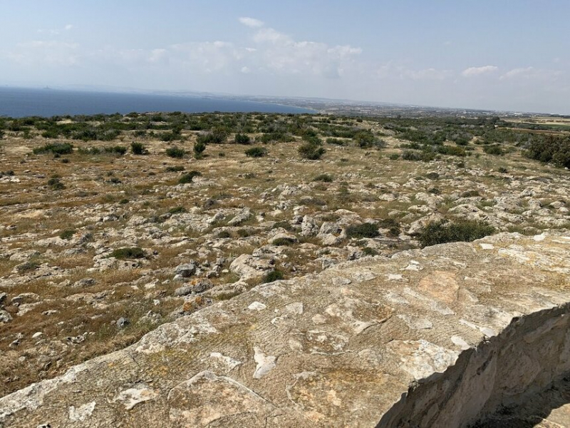 Башня Регины и самый большой прибрежный утес Кипра в Ксилофагу