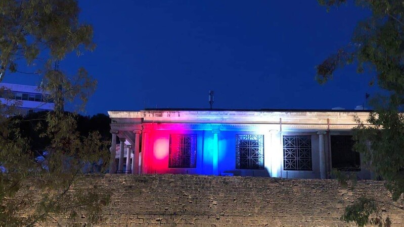 В честь Дня Победы здание мэрии в Никосии подсветили в цвета флага России