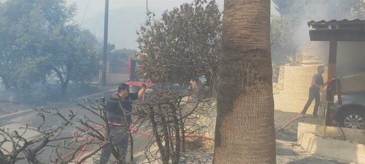 Крупный пожар в деревне под Пафосом. Спасатели эвакуировали местных жителей