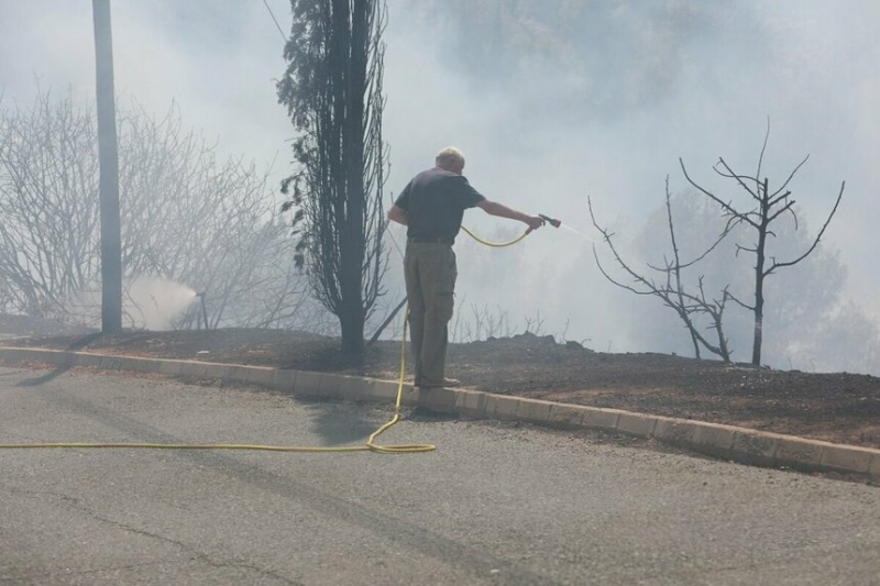 Крупный пожар в деревне под Пафосом. Спасатели эвакуировали местных жителей