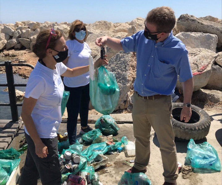 
У берегов Ларнаки дайверы собрали более 100 килограмм мусора
