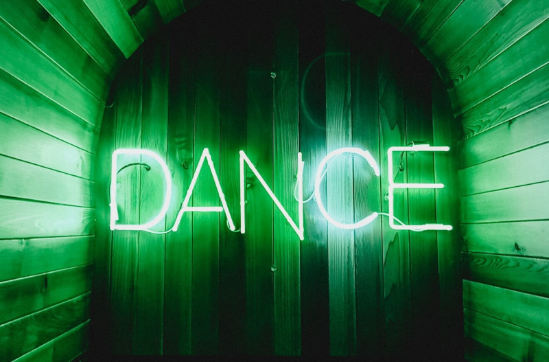 Владельцы клубов возмущены запретом танцевать для посетителей