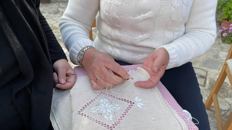
Женщины Кипра намерены возродить искусство «лефкаритики»
