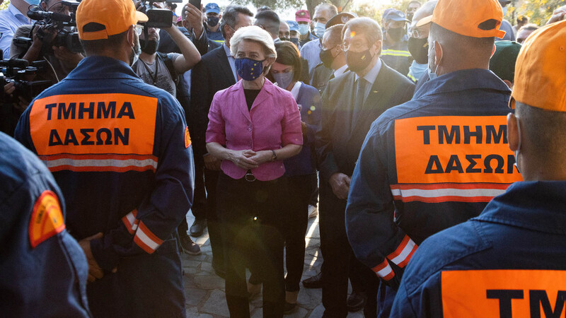 Глава Еврокомиссии встретилась с ликвидаторами крупного пожара на Кипре
