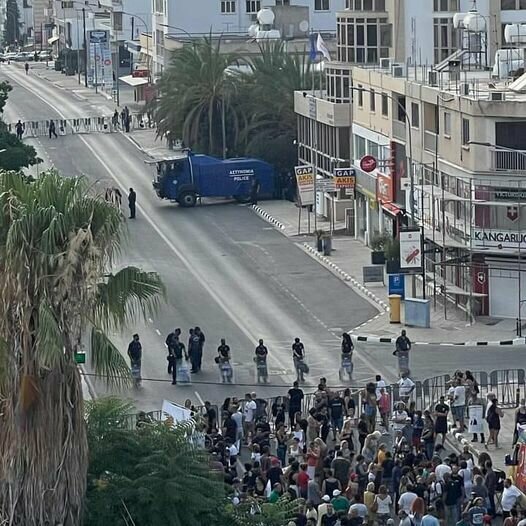 На Кипре прошел очередной антиковидный митинг