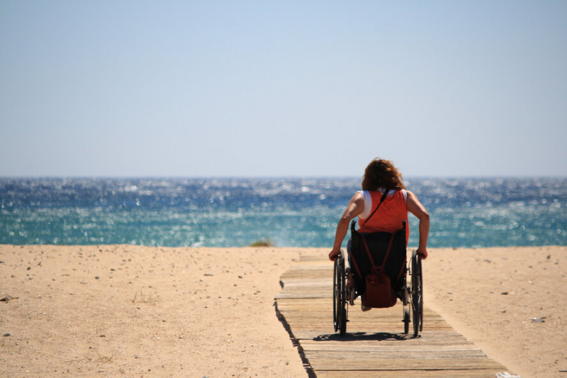На пляже Lady's mile установили съезд в море для инвалидов
