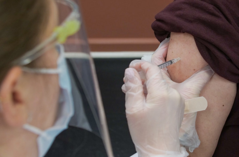 Власти одобрили добровольную вакцинацию детей от 12 до 15