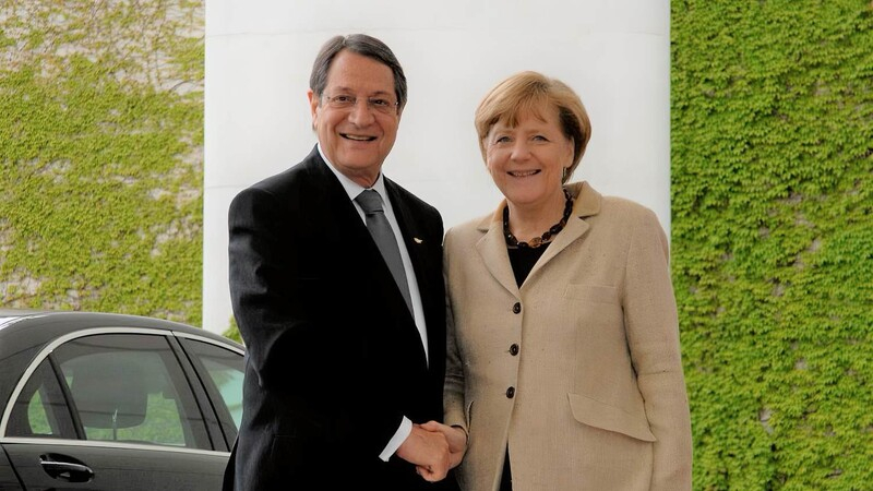 Анастасиадис попросил Меркель посодействовать возобновлению переговоров по Кипру