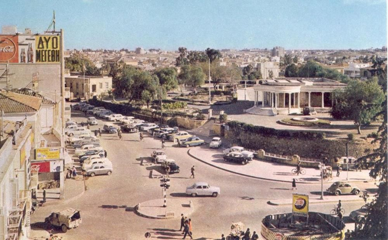 
Фотоархив ВК: Площадь Свободы от старого моста до Захи Хадид
