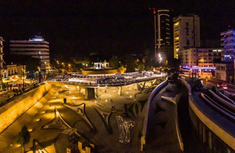 
Фотоархив ВК: Площадь Свободы от старого моста до Захи Хадид
