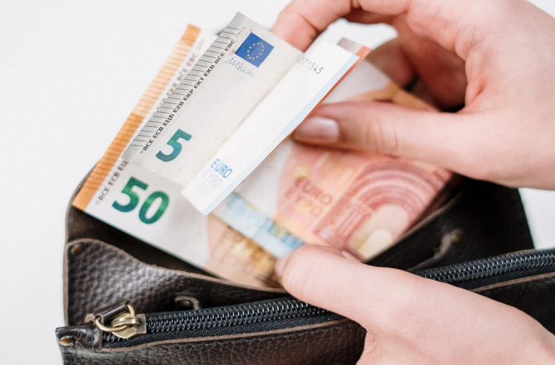 Половина работников на Кипре получают менее полутора тысяч евро