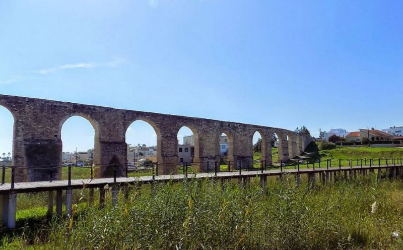 
Камарес: акведук времен турецкого владычества
