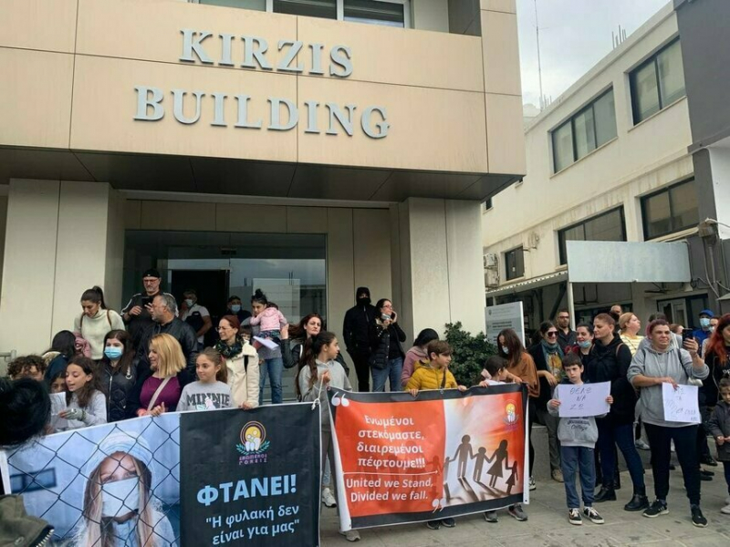 На Кипре проходят митинги против ковид-ограничений в школах