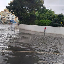 Проливные дожди вторые сутки затапливают Кипр