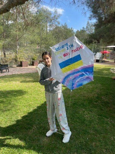 11-летняя жительница Кипра запустила в небо воздушного змея с посланием мира!