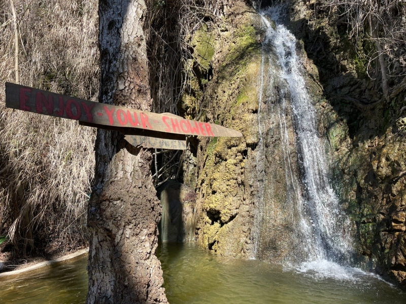«Долина павлинов» — мини-водопад и таверна в Тримиклини (Троодос)
