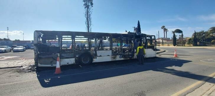 В Ларнаке прямо во время движения загорелся школьный автобус
