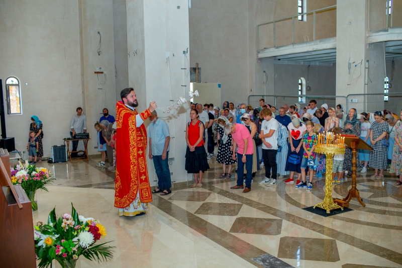 
Первое богослужение в строящемся храме
