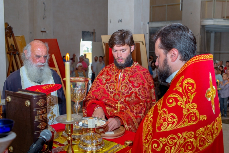 
Первое богослужение в строящемся храме
