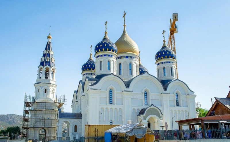 
Первое богослужение в строящемся храме
