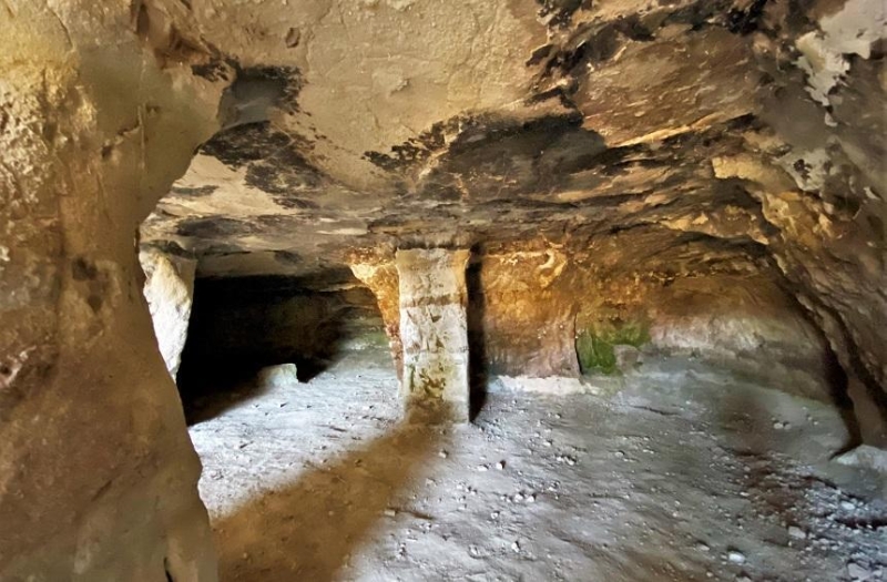 
Пещеры в Акротири и Вуни: раннехристианское наследие
