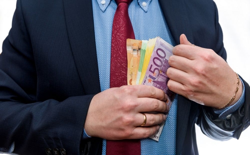 
Мошенник обманул инвесторов на 500 000 евро
