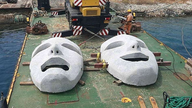 
На морском дне установили гигантские карнавальные маски
