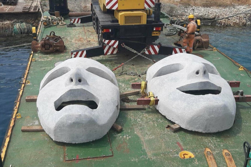 В Лимассоле спустили в море две огромные карнавальные маски
