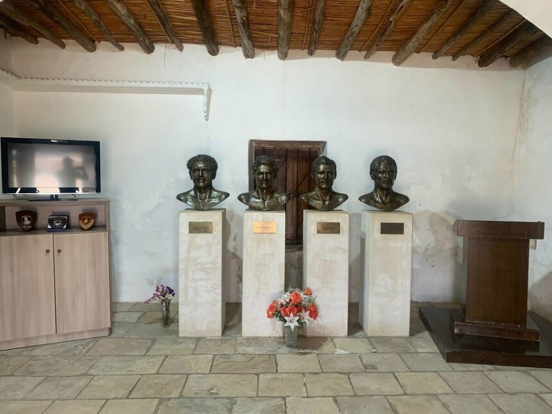 Мемориал-музей «кипрской четверки» ЭОКА в Лиопетри и памятник многодетной матери