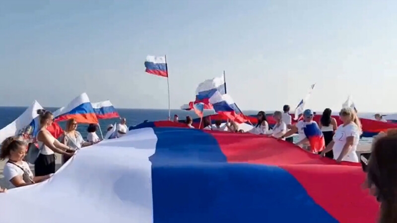 На Кипре прошла праздничная акция ко Дню Государственного флага России