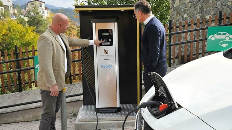 В деревне Агрос установили первую станцию зарядки электромобилей