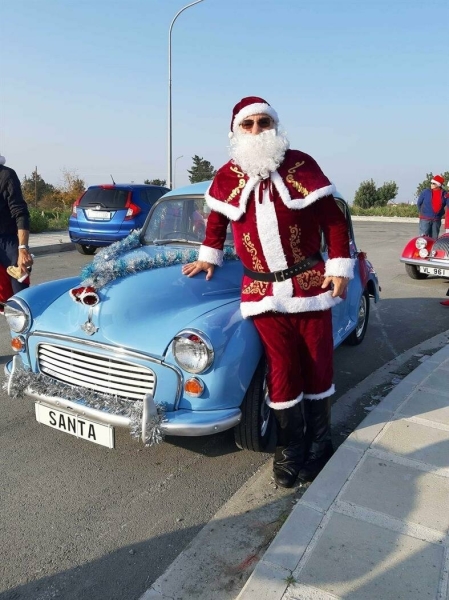 В Пафосе Санта-Клаус приехал поздравить детей на ретро машине
