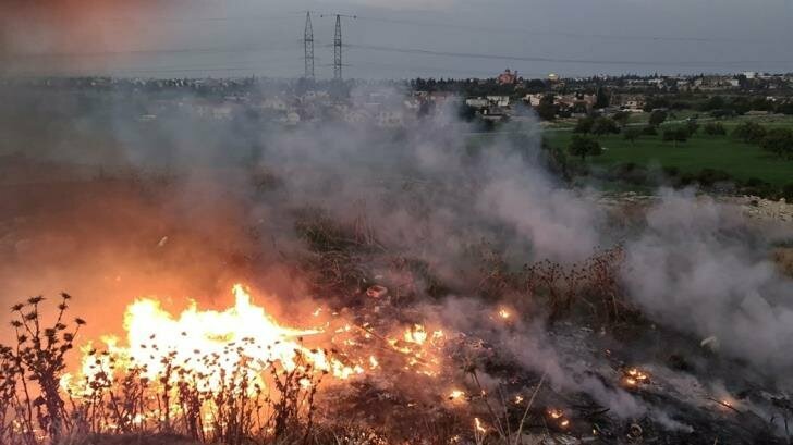 Жители Лимассола задыхаются от ужасного зловония горящих помоек