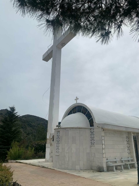 Мемориал кипрским солдатам, погибшим в Балканских войнах, и огромный белоснежный крест в Педуласе