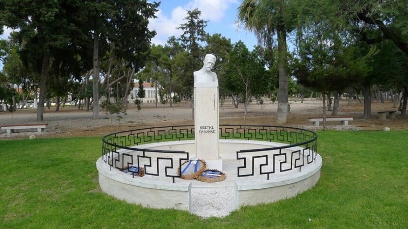Памятник национальному поэту Греции Костису Паламасу в Никосии