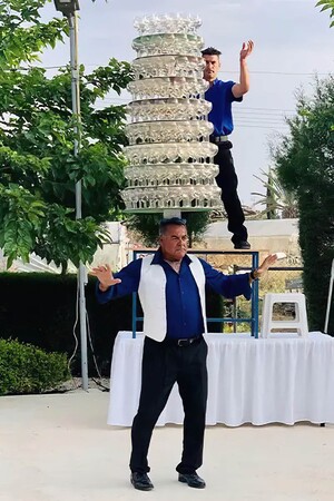 Житель Кипра установил рекорд Гиннесса, удержав 319 бокалов на голове