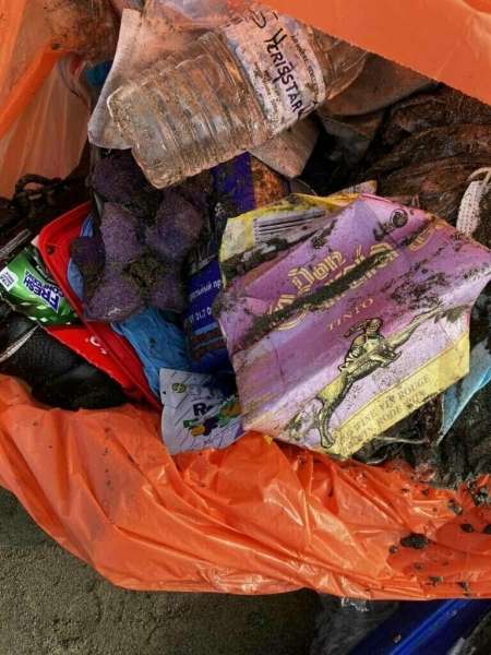 Пляж Перволия в Ларнаке превратился в свалку мусора!