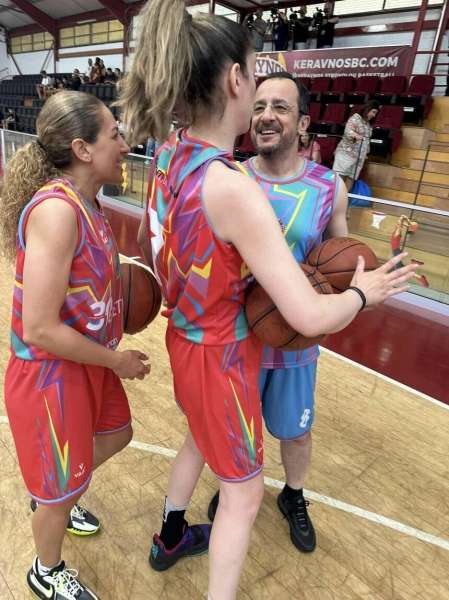 Президент Кипра поиграл в баскетбол ради благого дела
