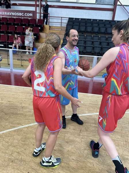 Президент Кипра поиграл в баскетбол ради благого дела