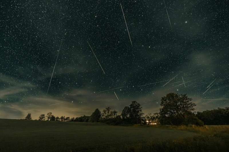 Кипрские фотографы сделали снимки метеорного потока Персеиды