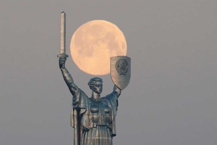 Ночью жители Кипра наблюдали Розовую Луну