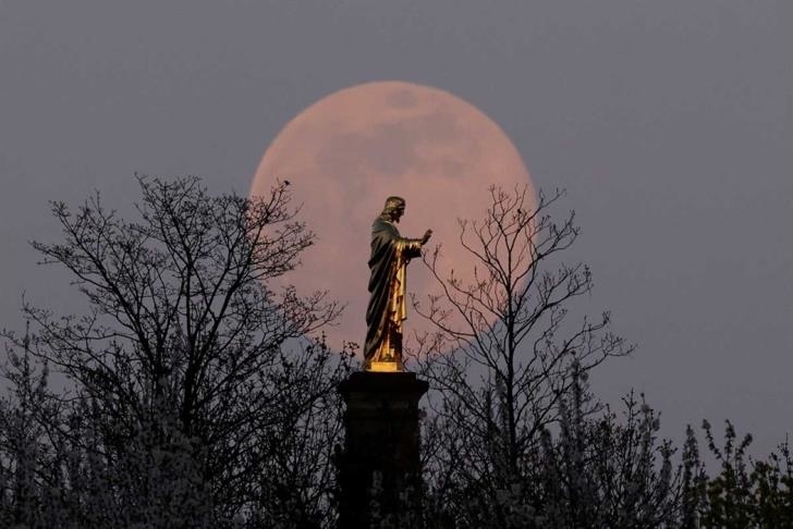 Ночью жители Кипра наблюдали Розовую Луну