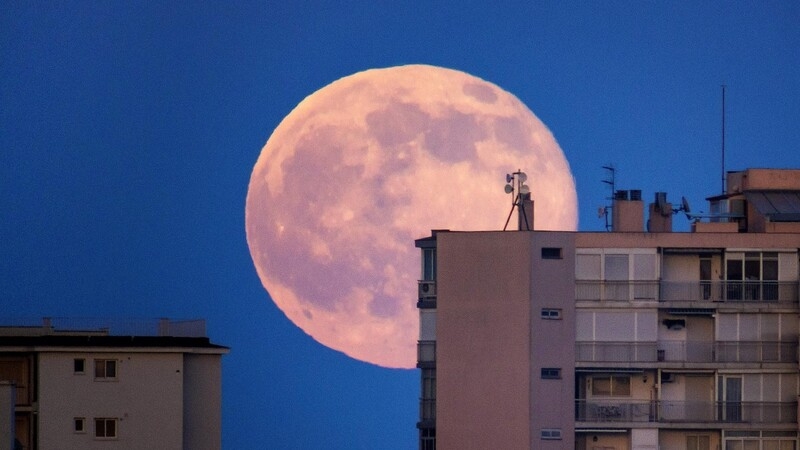 Розовая супер-луна сегодня видна над Кипром